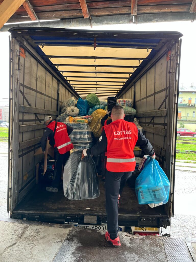 MIESIĄC PO POWODZI – CARITAS WCIĄŻ POMAGA POSZKODOWANYM